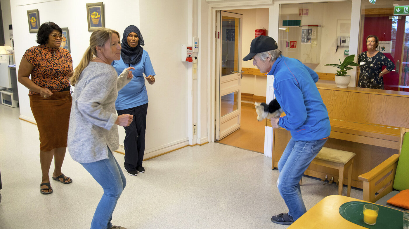 Bildet er fra tv-serien Helene sjekker inn og viser Helen Sandvig som danser med beboere på Villa Enerhaugen
