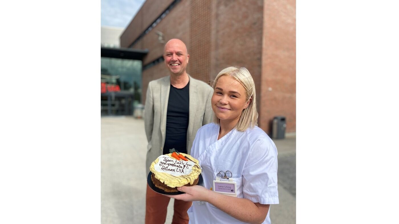 Student Lene Utzig og dekan Anders Johan W. Andersen deler ut kake til praksisplasser