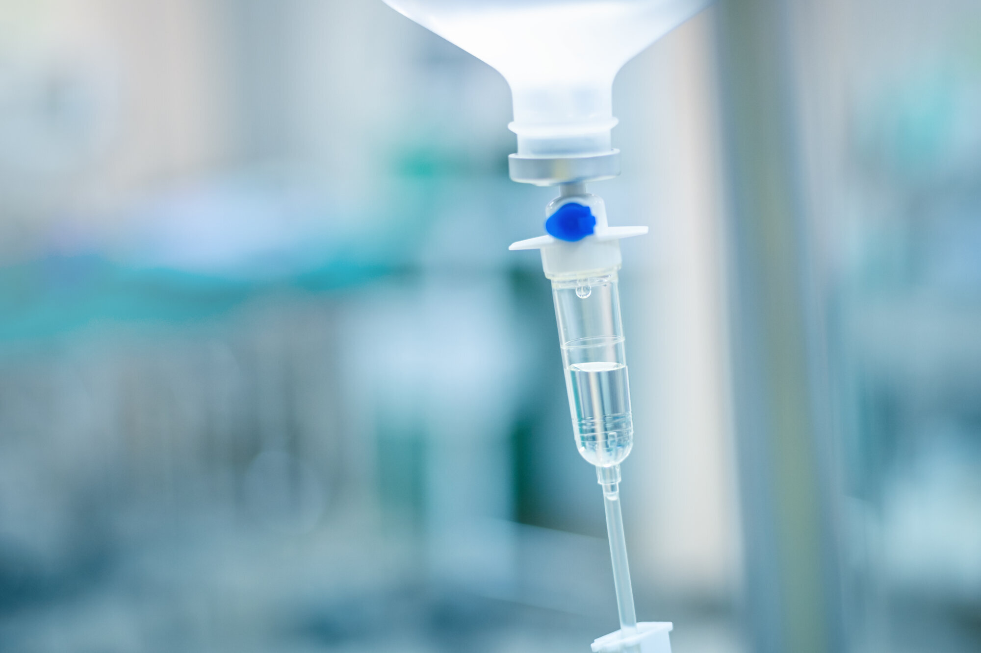 Intravenøs væske Bildet viser et dryppkammer med intravenøs væske.