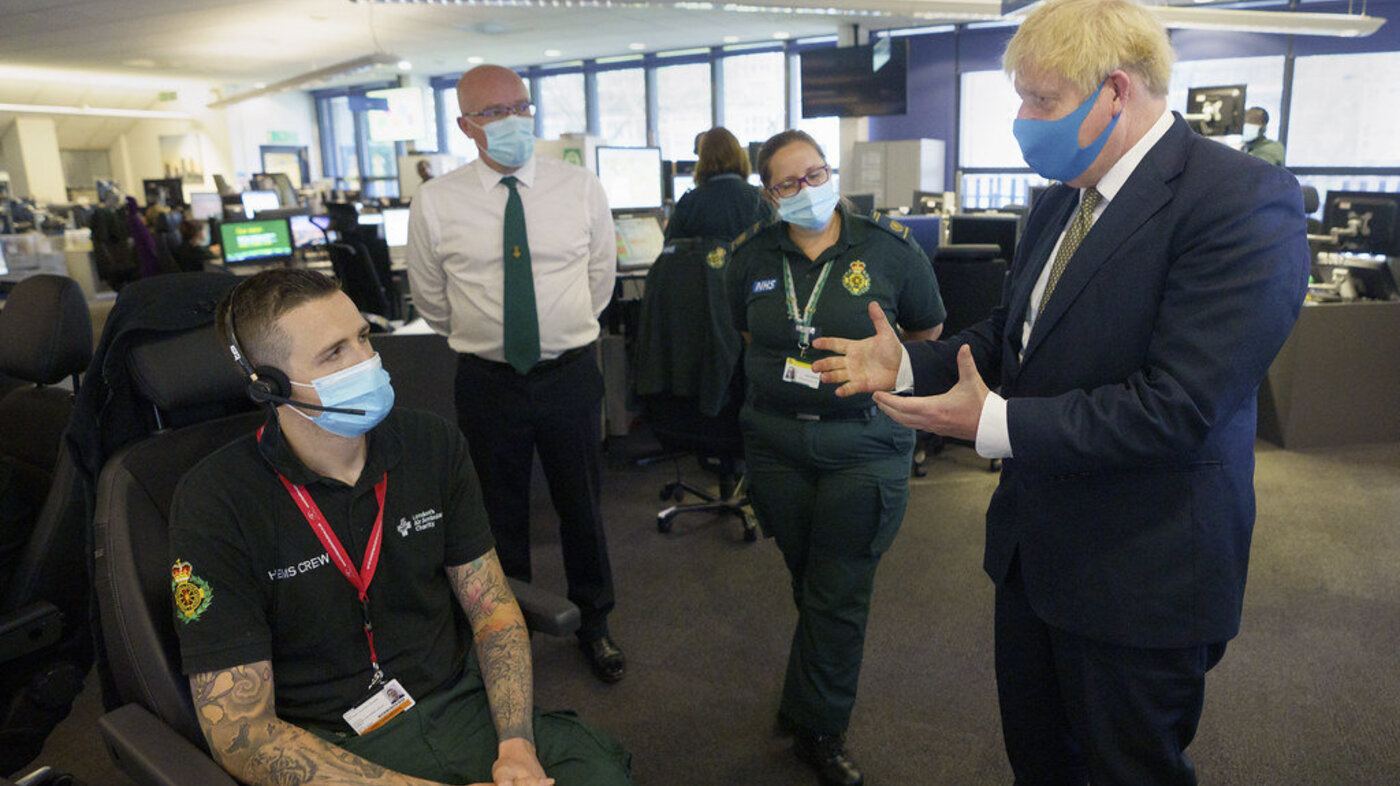 Bildet viser Storbritannias statsminister Boris Johnson som besøker Londons ambulansetjeneste iført munnbind
