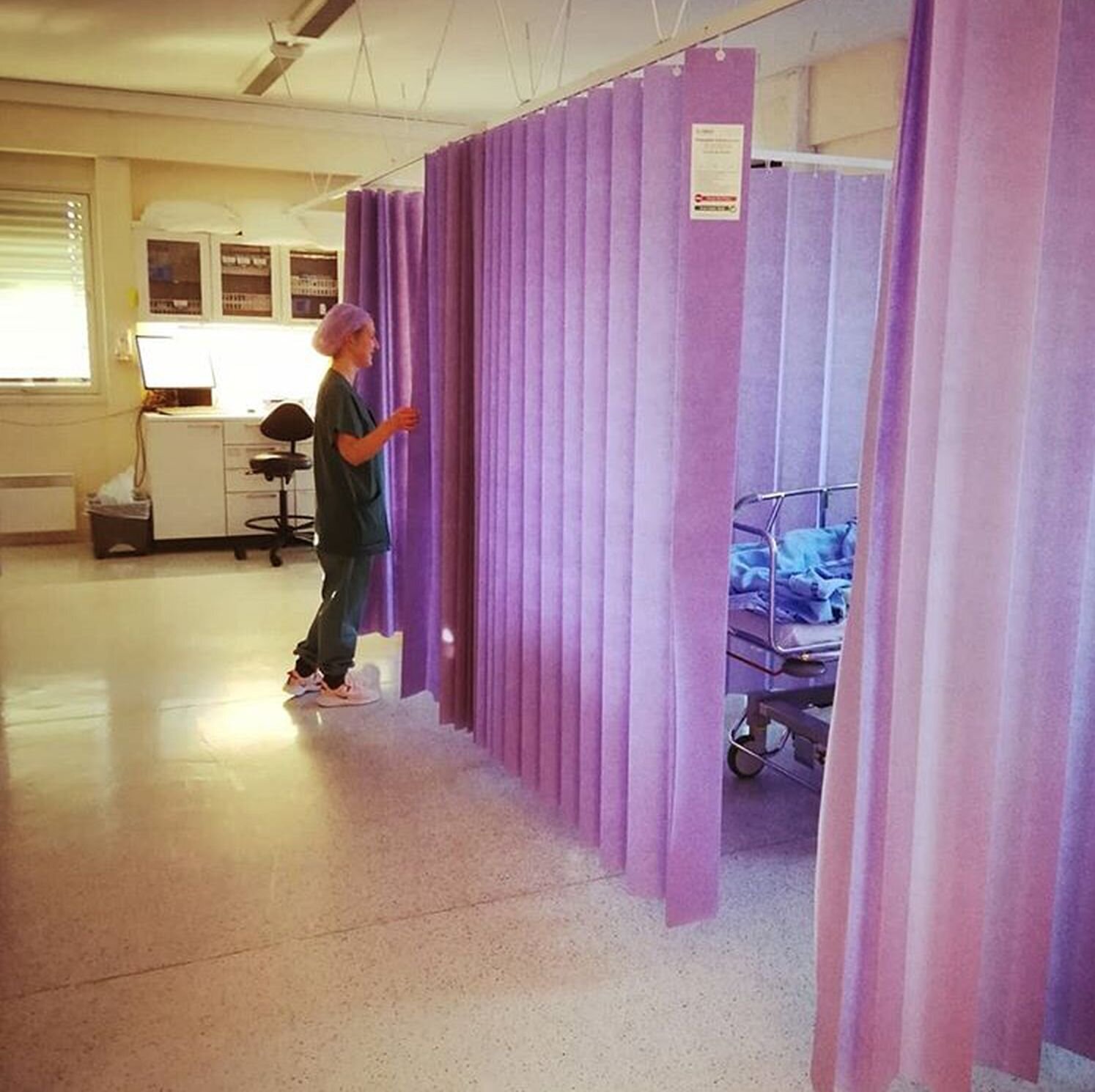 Ski dagkirurgi Bildet viser en sykepleier på postoperativ.