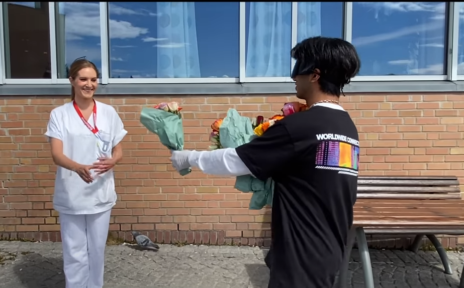 Ida Gerø, Sykepleierinnen, El Papi Bildet viser Ida Gerø som får blomster av El Papi.