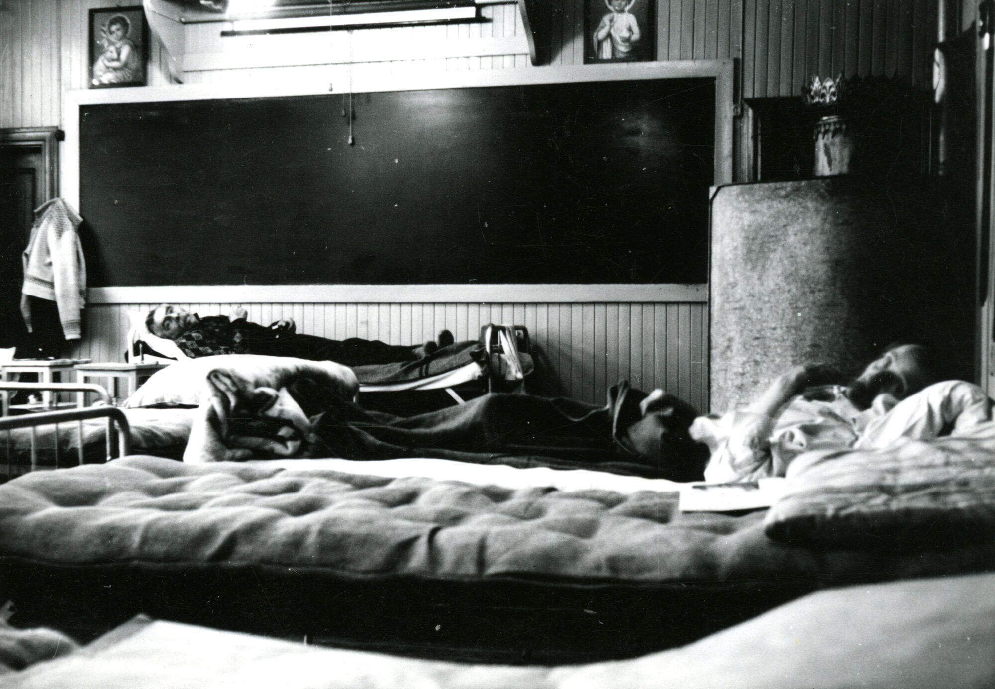 pasienter på reservesykehuset på Byåsen skole i 1944 bildet viser pasienter på reservesykehuset på Byåsen skole i 1944