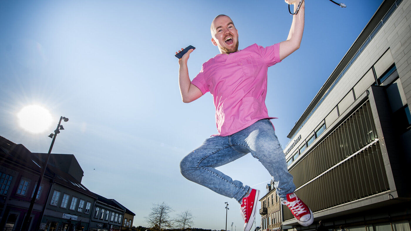 Bildet viser Vemund Varg Hoem som hopper med mobil i hånden.