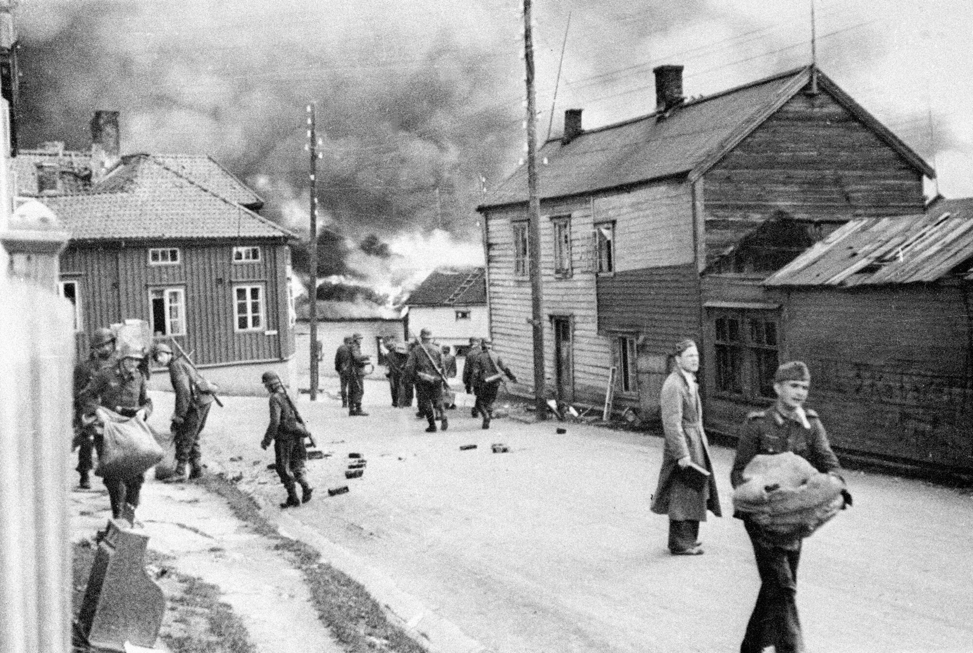 nedbrenning av Vadsø i 1944 Bildet viser nedbrenning av Vadsø i 1944