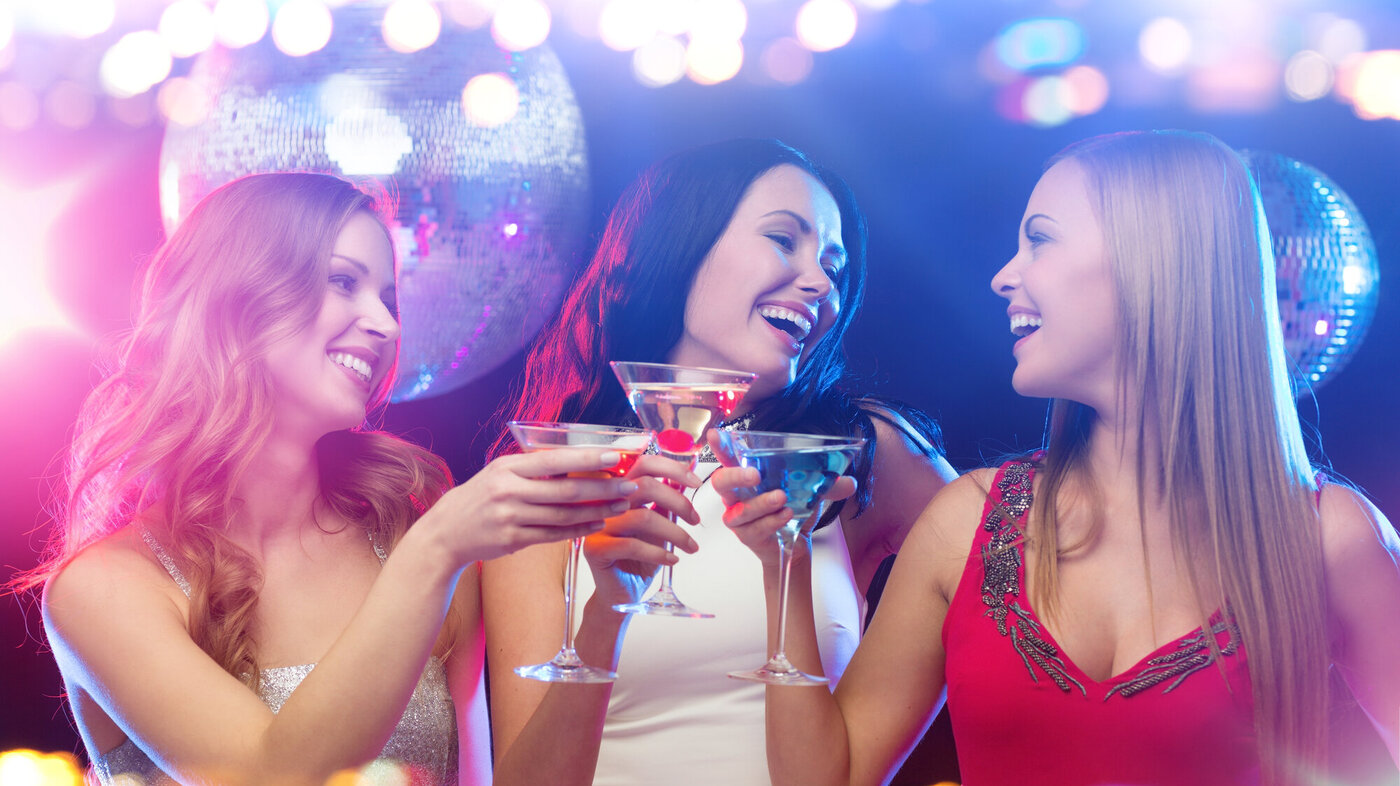 Bildet viser kvinner som skåler med alkohol