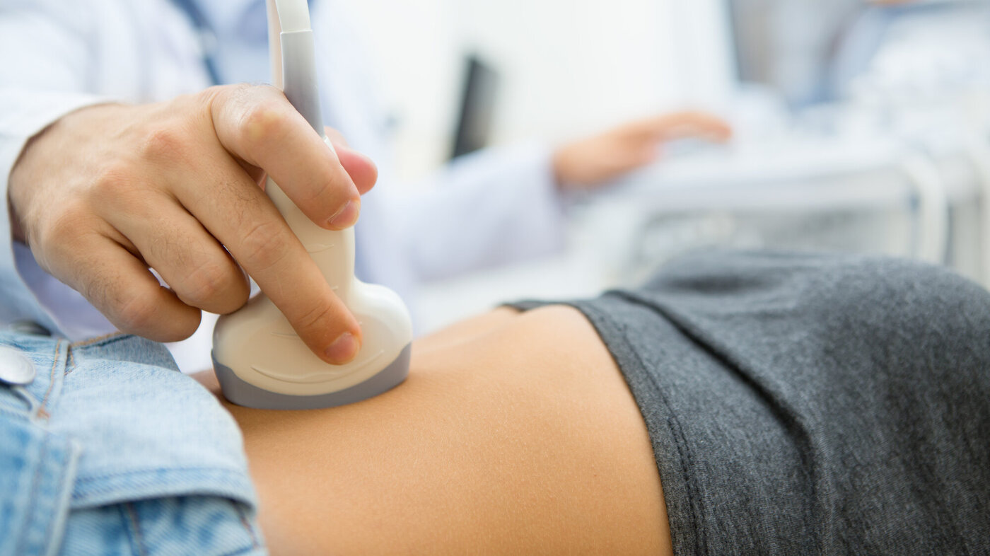Bildet viser en kvinne som får ultralyd tidlig i svangerskapet