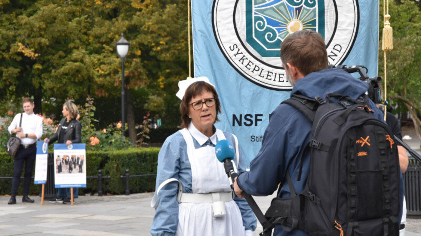 Bildet viser fylkeslederen i Viken, Linda Viken, under en støttemarkering for de fire saksøkte sykepleierne på Eidsvolls plass 15. september 2020.