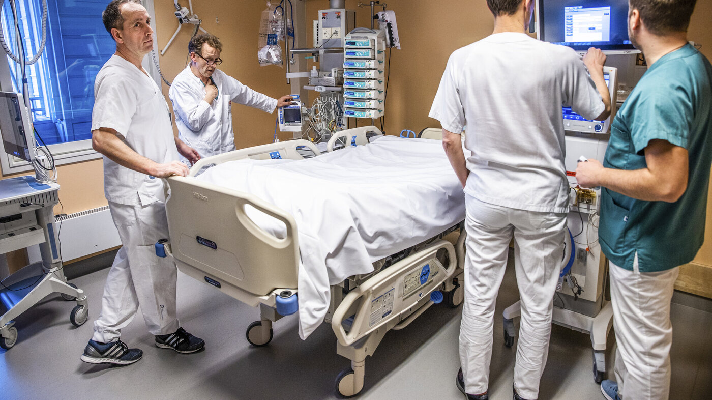 Bildet viser Øystein Fahre med kolleger på intensiv på Rikshospitalet.