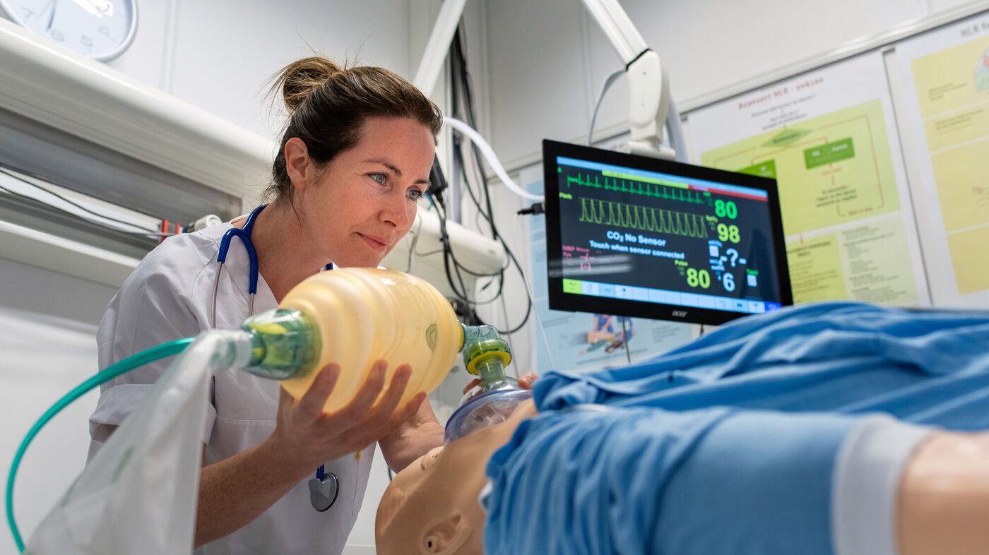 Simulering Bildet viser en student i intensivsykepleie som øver i en simulert setting