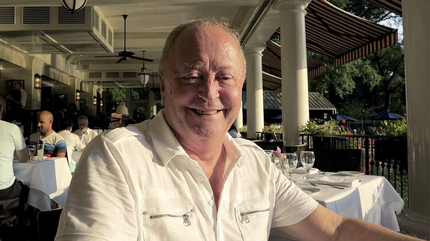 Jan Pedersen Bildet viser en smilende Jan Pedersen som koser seg på uterestaurant.