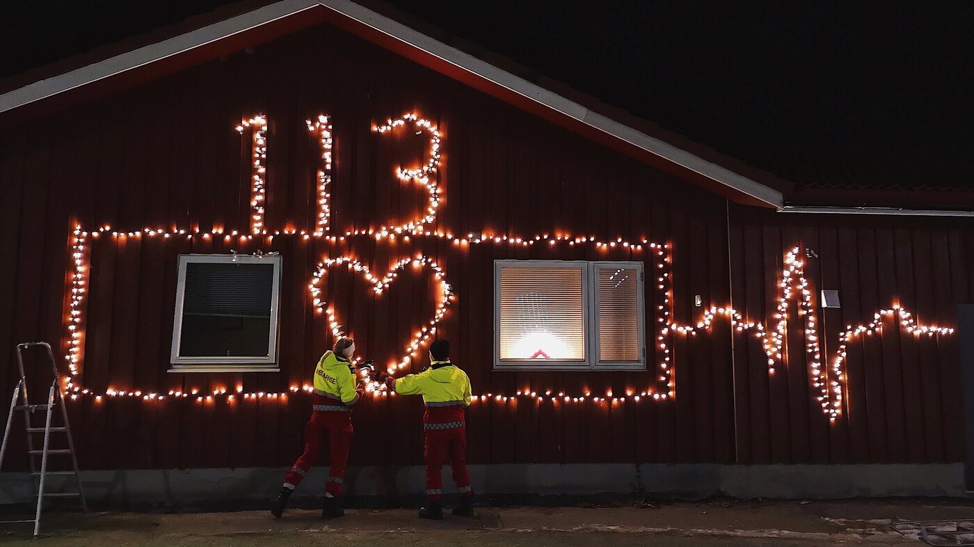 Bildet viser ambulansestasjonen i Kjøllefjord, med 113 og et hjerte laget av lys.