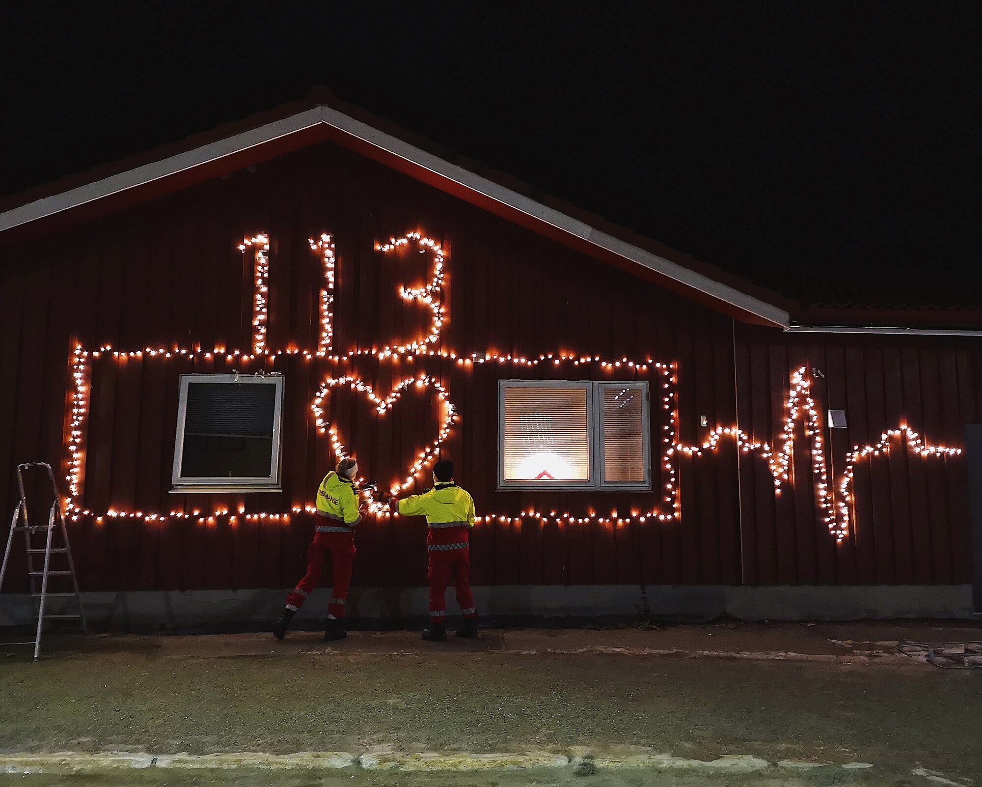 Ambulansetjenesten, Kjøllefjord Bildet viser ambulansestasjonen i Kjøllefjord, med 113 og et hjerte laget av lys.