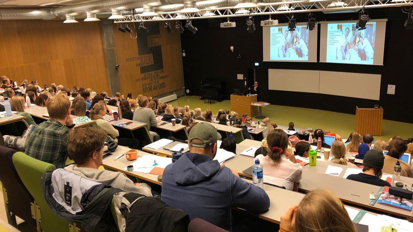Undervisning, studenter Bildet viser studenter som får undervisning i et auditorium.