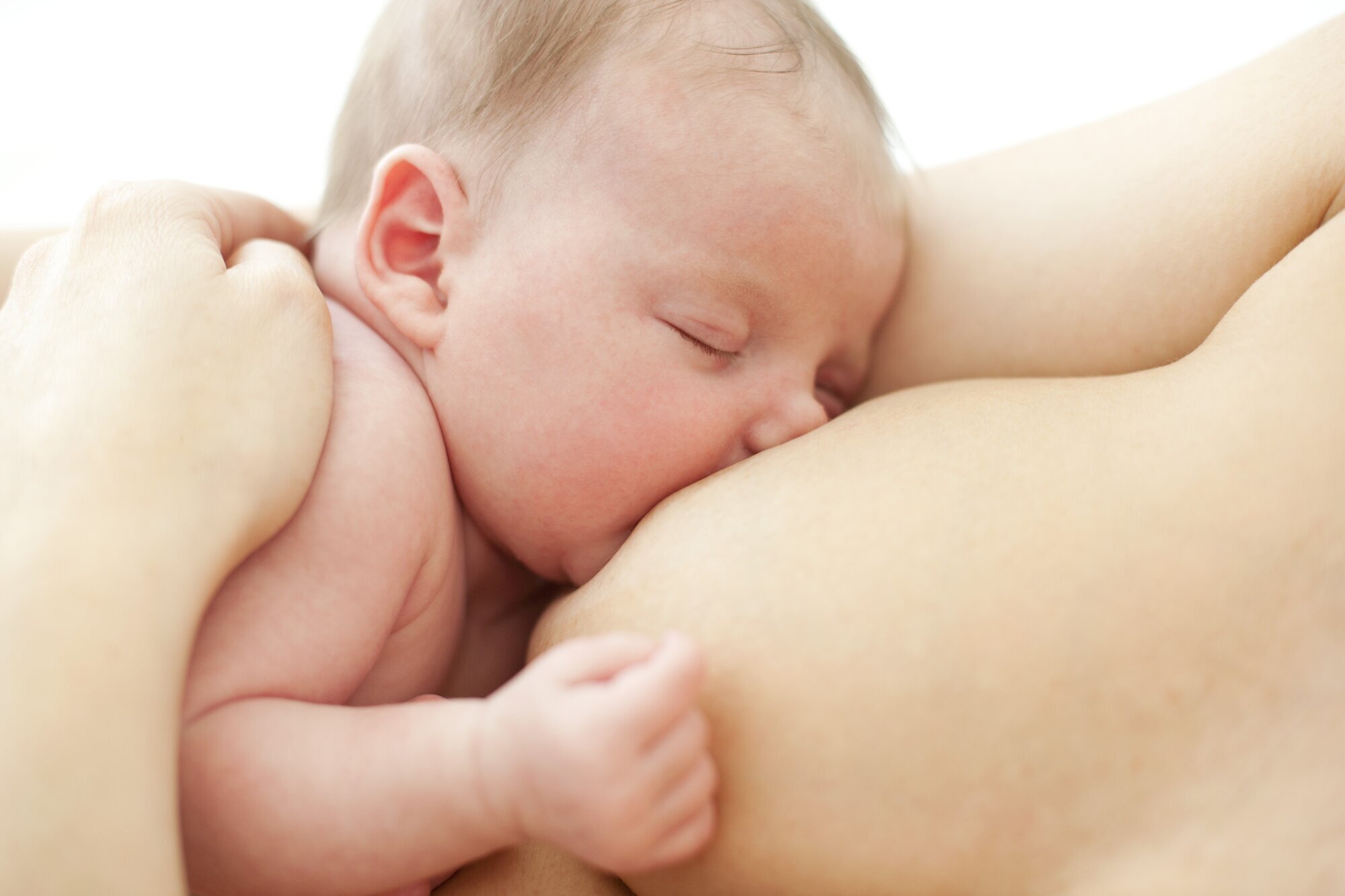 Sak om amming på barsel under covid-19-pandemien Sak om amming, en baby får morsmelk