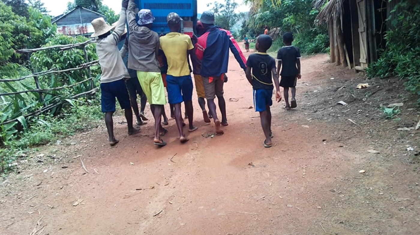 Transport av vaksiner på Madagaskar Bildet viser transport av vaksinar på Madagaskar, der kjølebagen med vaksinar transporteres av sju personer som bærer sammen