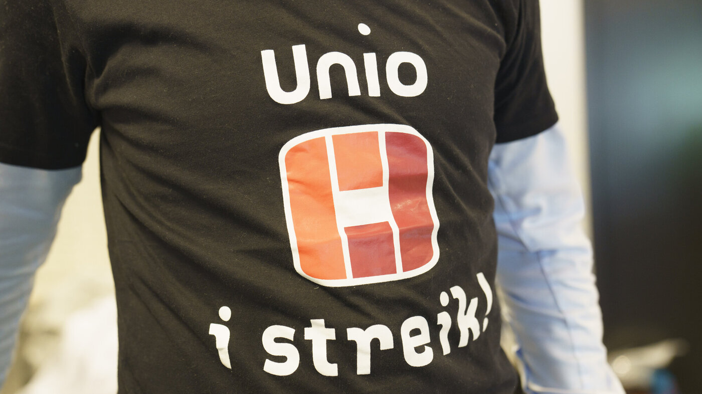 Bildet viser utsnittet av en t-shorte der det står "Unio i streik".