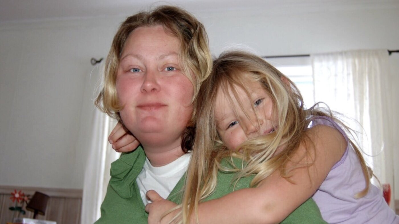 Privat bilde fra 2005 . Bildet viser Mailinn sammen med datteren, som i dag er 20 år.