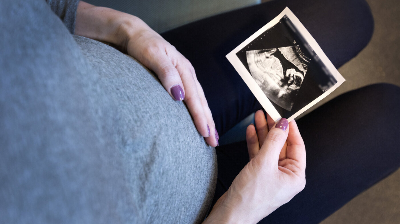 Gravid kvinne ser på ultralydbilde