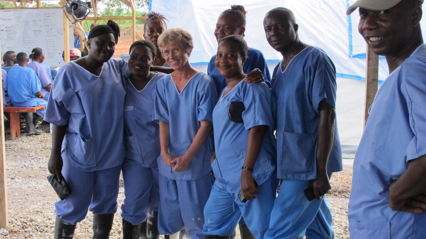 Bildet viser sykepleier Turid Andreassen sammen med lokale kolleger i Sierra Loona 2014.