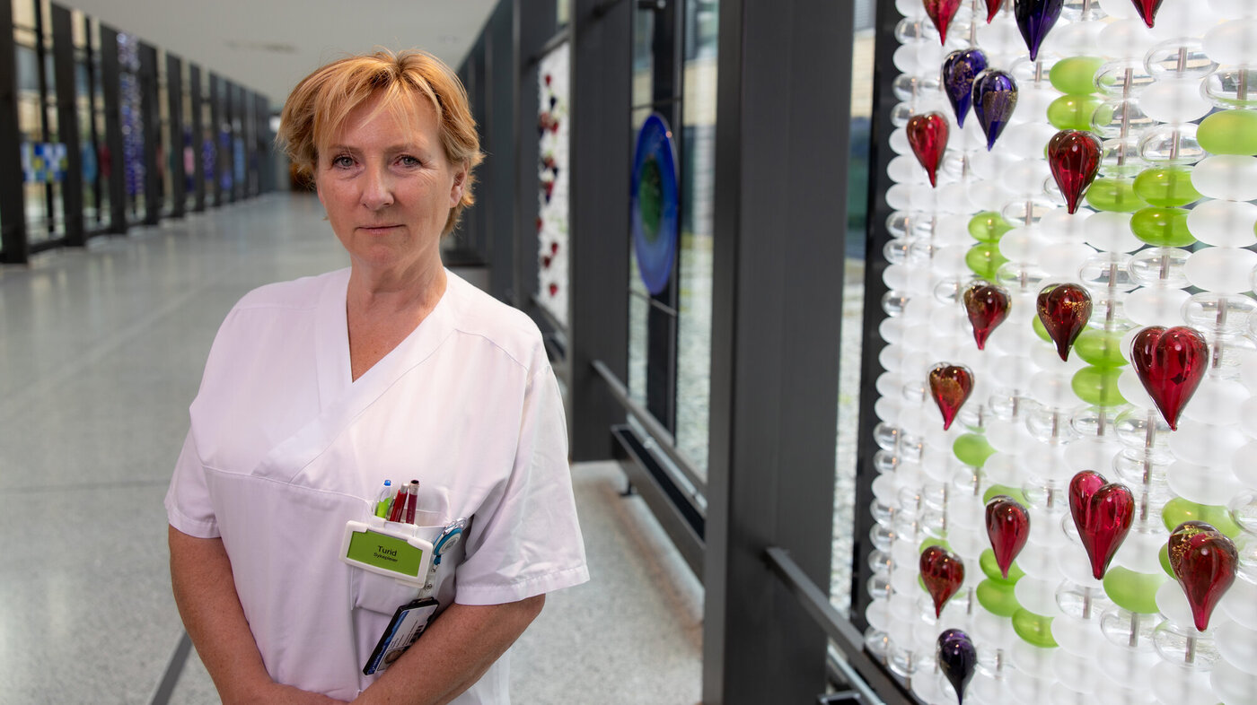 Turid Sparby Bildet viser Turid Sparby i glassgangen på Ringerike sykehus, ved siden av hjertene som symboliserer ungdommene som kom til Ringerike sykehus 22. juli 2011.