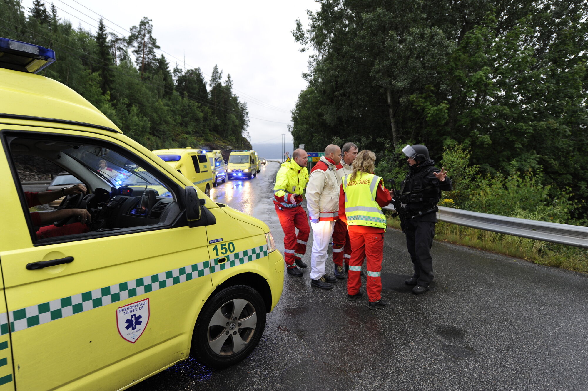 Beredskap Bildet viser helsepersonell som har ankommet Storøya ved Utøya da terroren rammet Norge 22. juli 2011.
