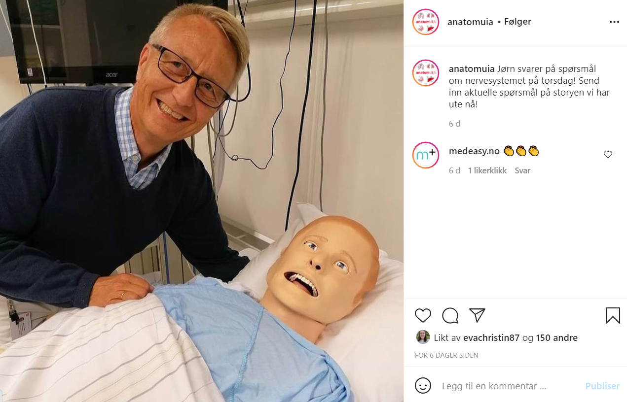 Skjermdump, Instagram Bildet viser en skjermdump fra Instagram, der Jørn Hustad står sammen med en øvingsdukke.