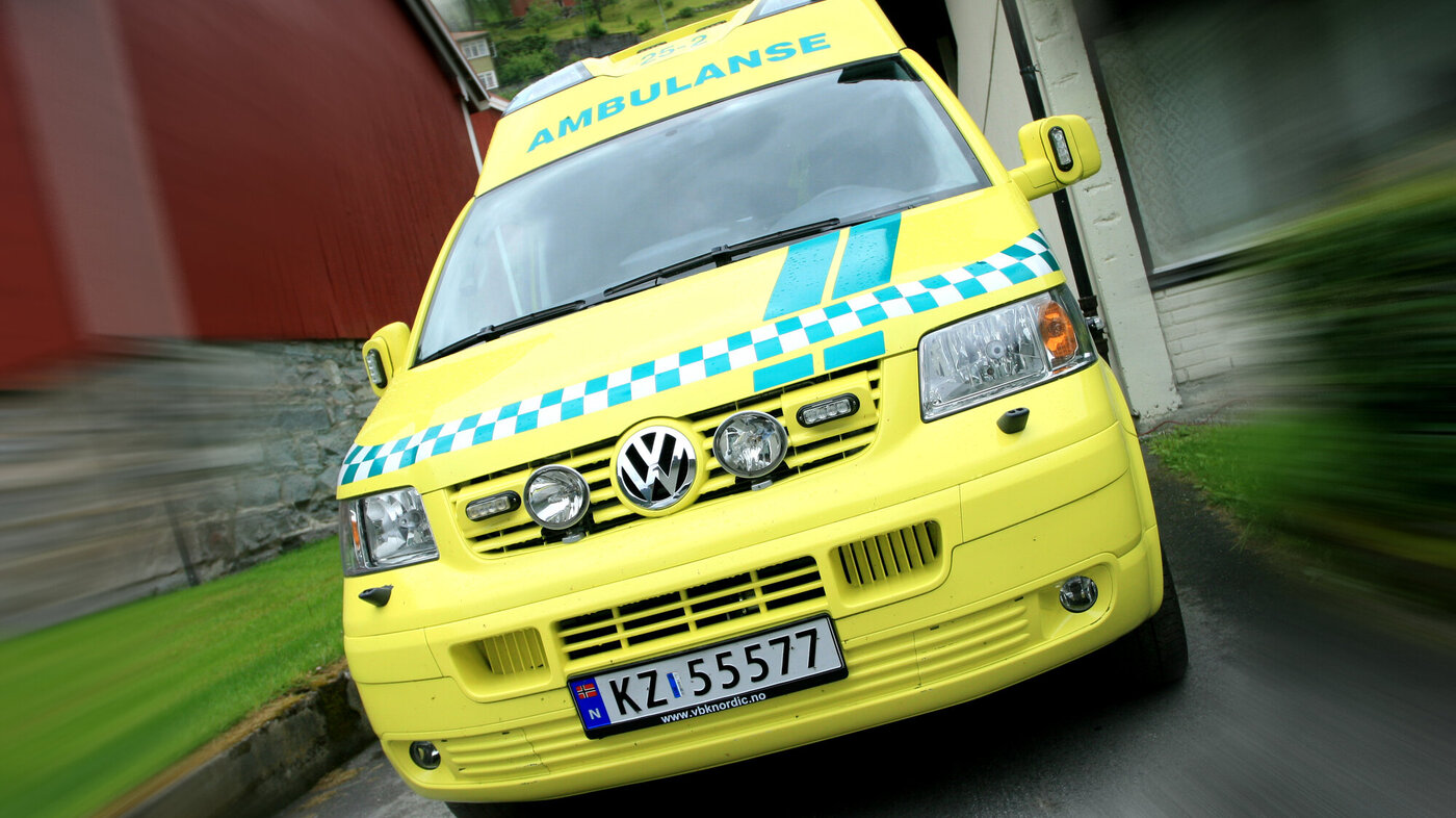 Bildet viser ambulanse i utrykning