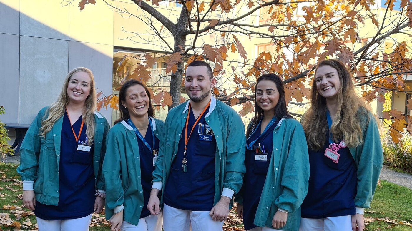 Bildet viser fem unge sykepleiere ved Ammerudhjemmet