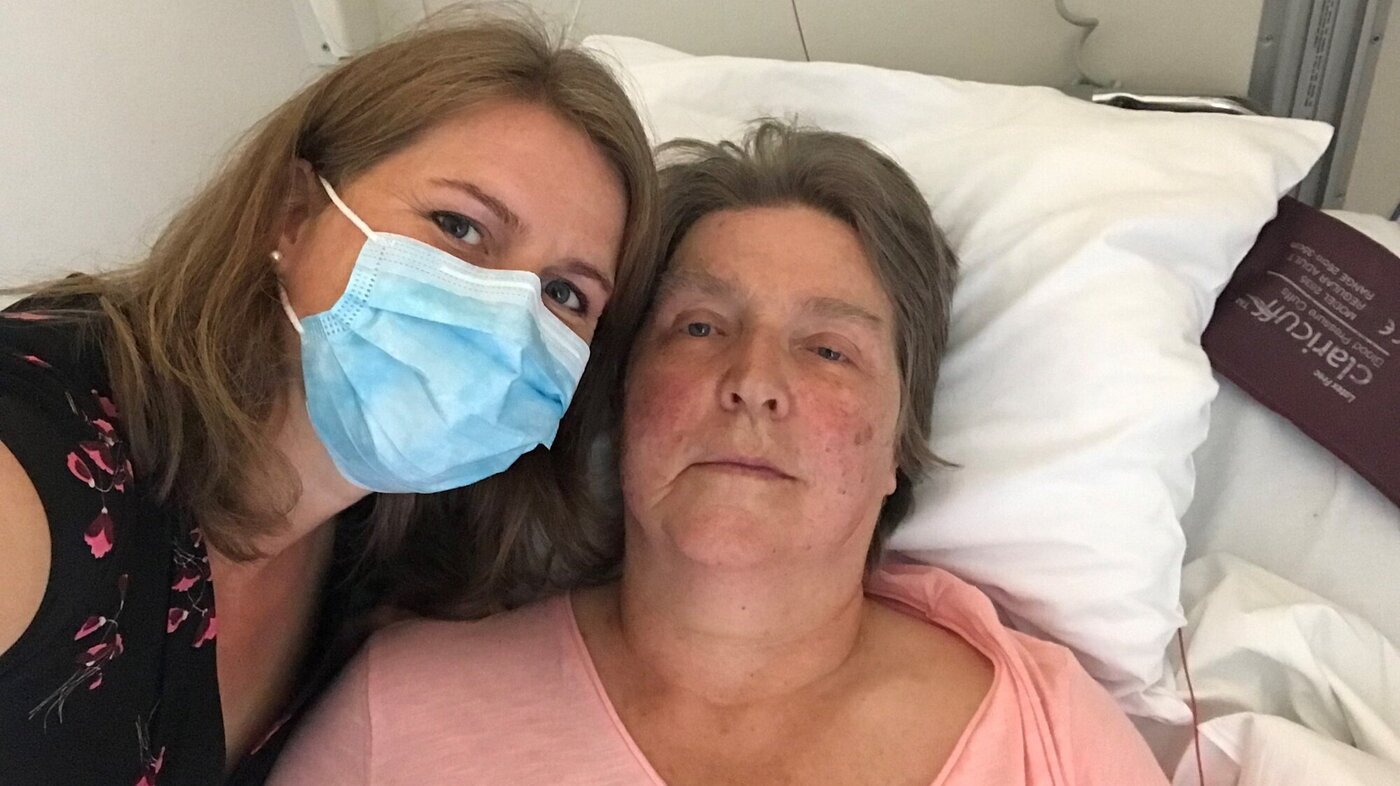 Bildet viser intensivsykepleier Kjersti Martin sammen med sin mor som har fått hjerneblødning. De er på sykehuset.