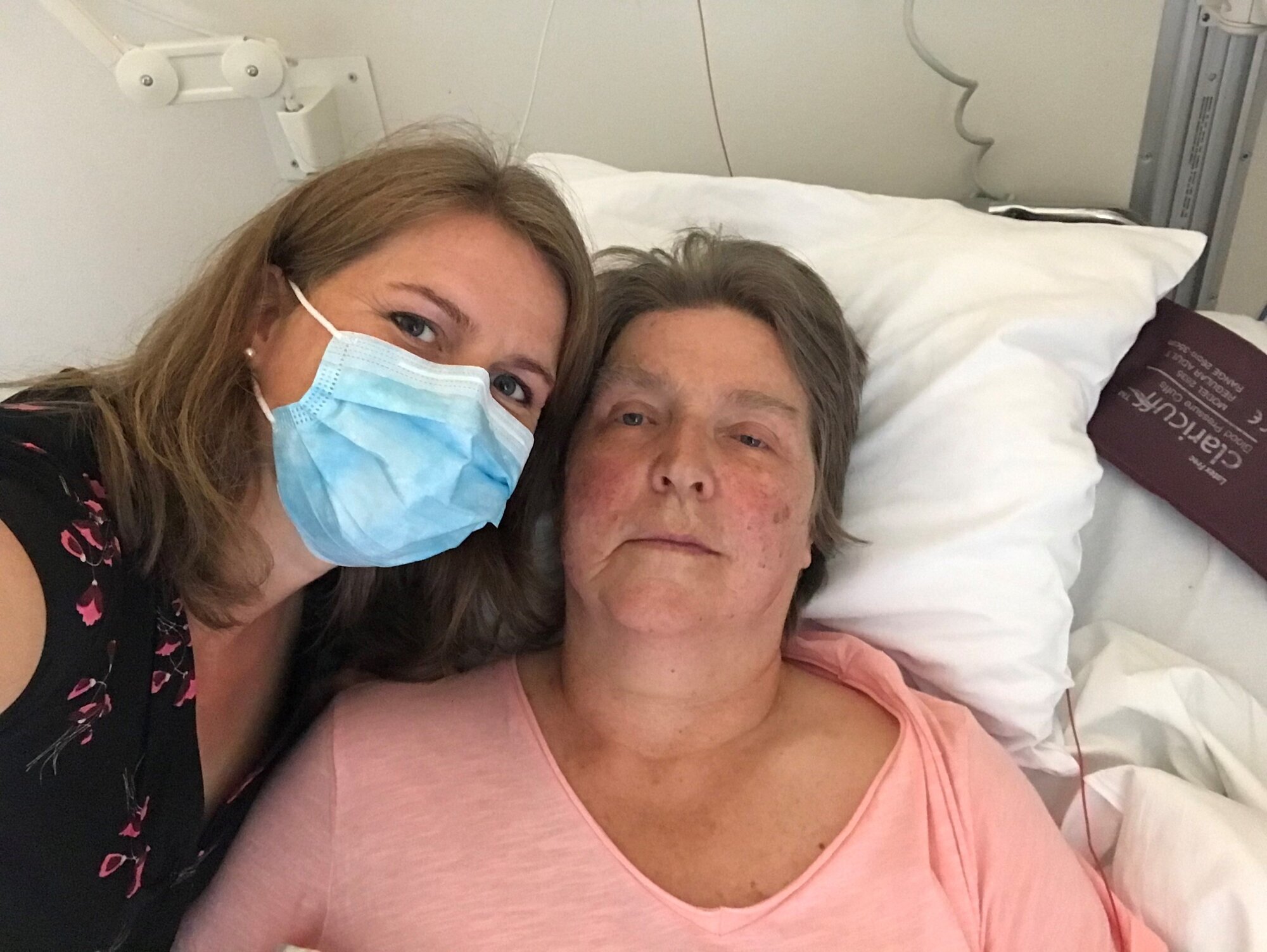 Hjerneblødning Bildet viser intensivsykepleier Kjersti Martin sammen med sin mor som har fått hjerneblødning. De er på sykehuset.
