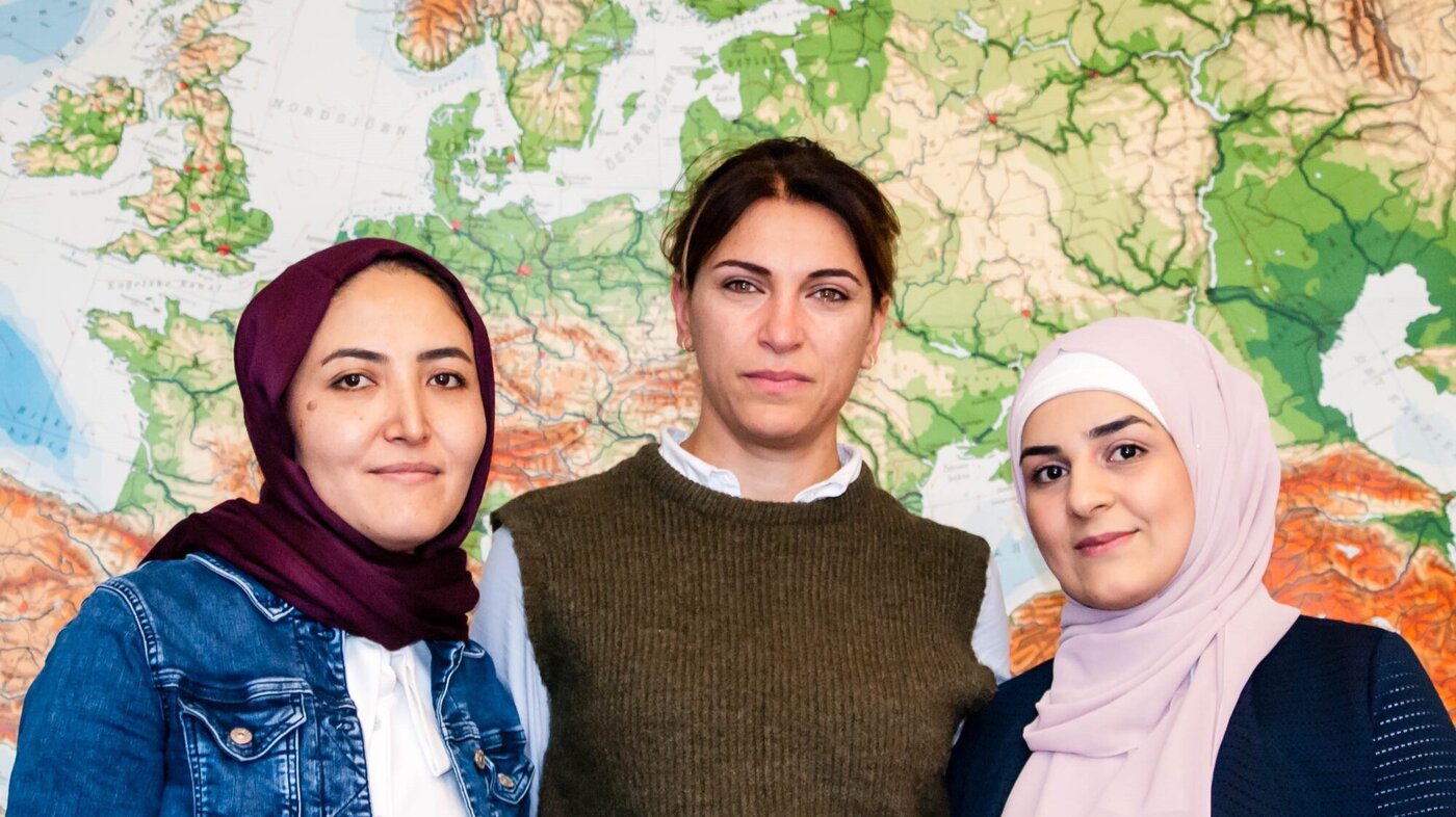 Sharifa Ehsani, Maisa Alfarra og Lames Naser har deltatt på akademisk språkkafé ved USN i Porsgrunn.