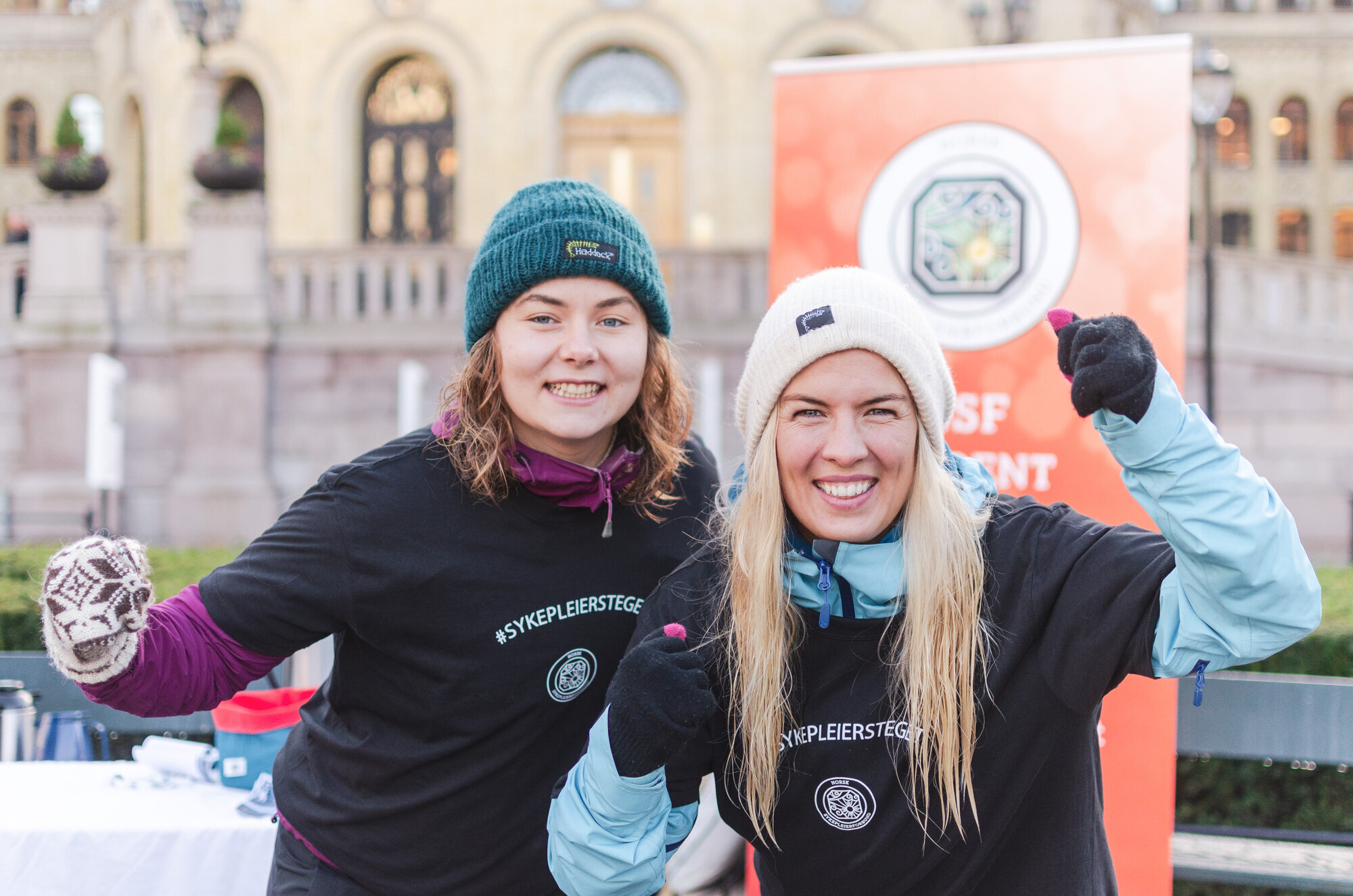 smilende jenter foran stortinget