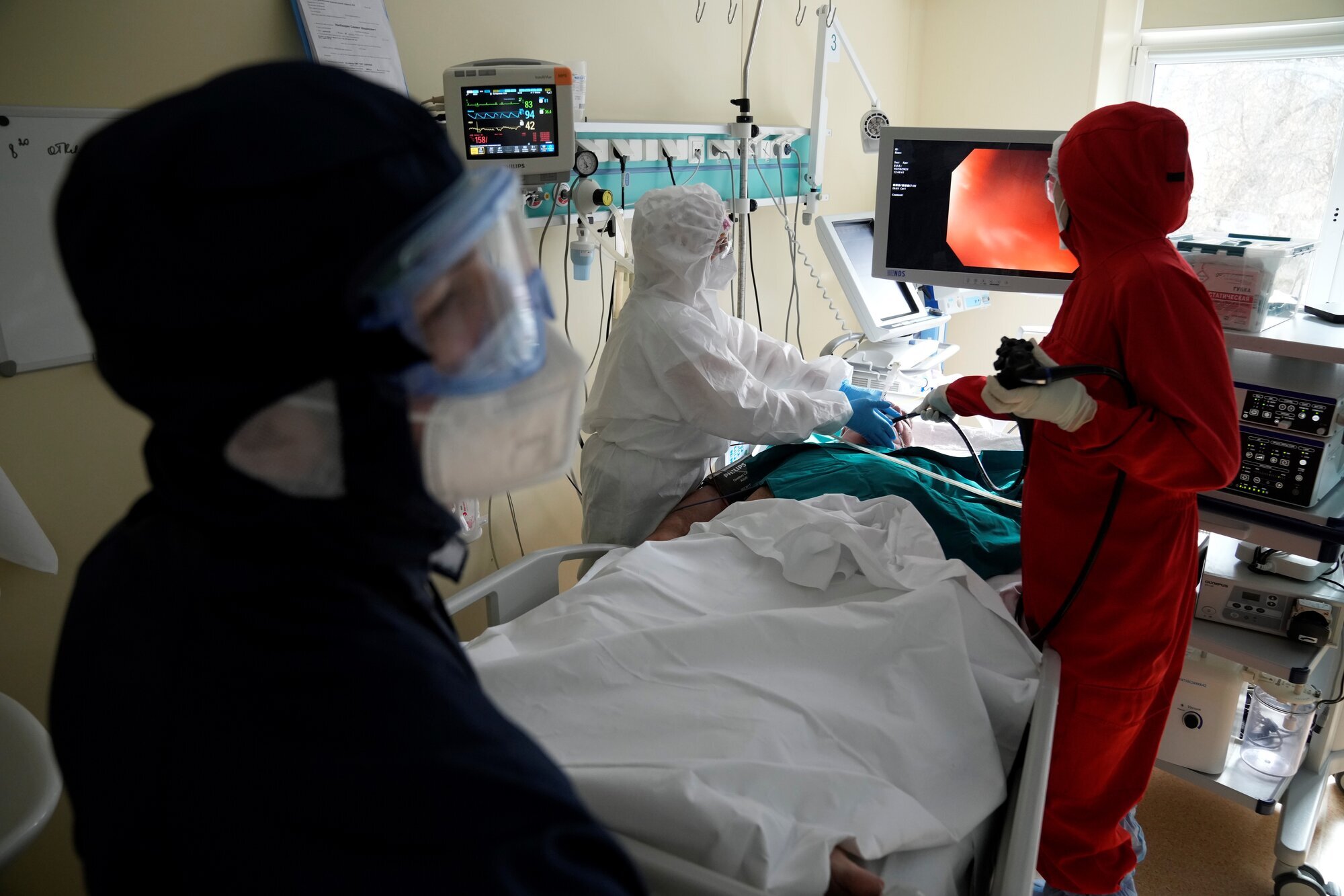Helsepersonell på et sykehus i Moskva i Russland som har på seg verneutstyr for å beskyttes mor covid-19-smitte. Helsepersonell på et sykehus i Moskva i Russland som har på seg verneutstyr for å beskyttes mor covid-19-smitte.