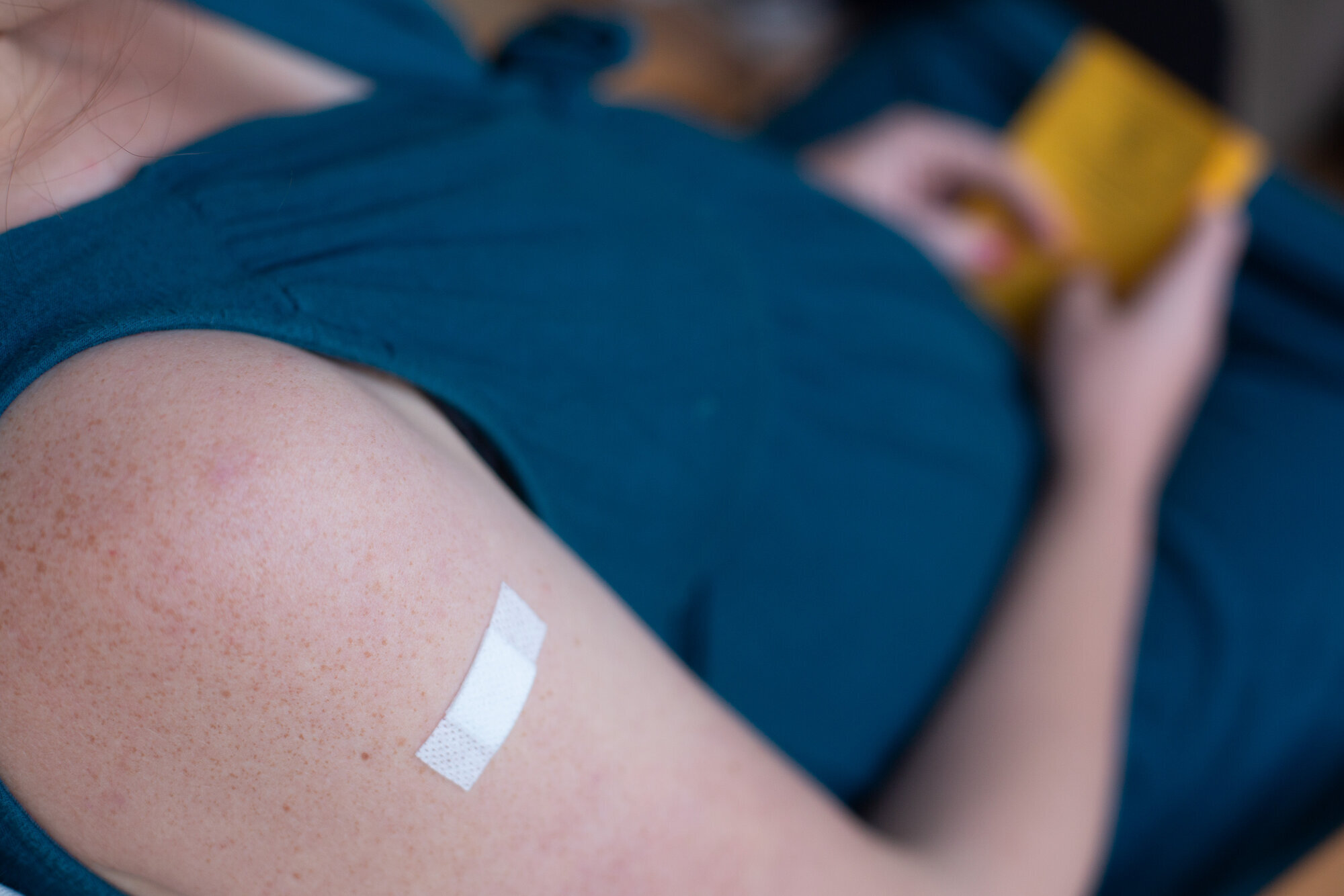 Koronavaksine Bildet viser en gravid kvinne som har fått vaksine i overarmen.