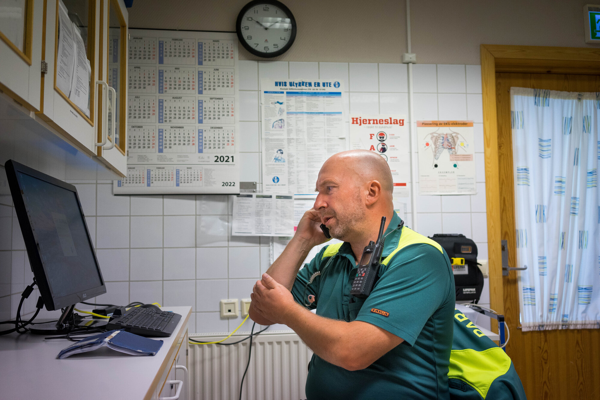 Lundli prater i telefonen bildet viser Lundli som prater i telefonen