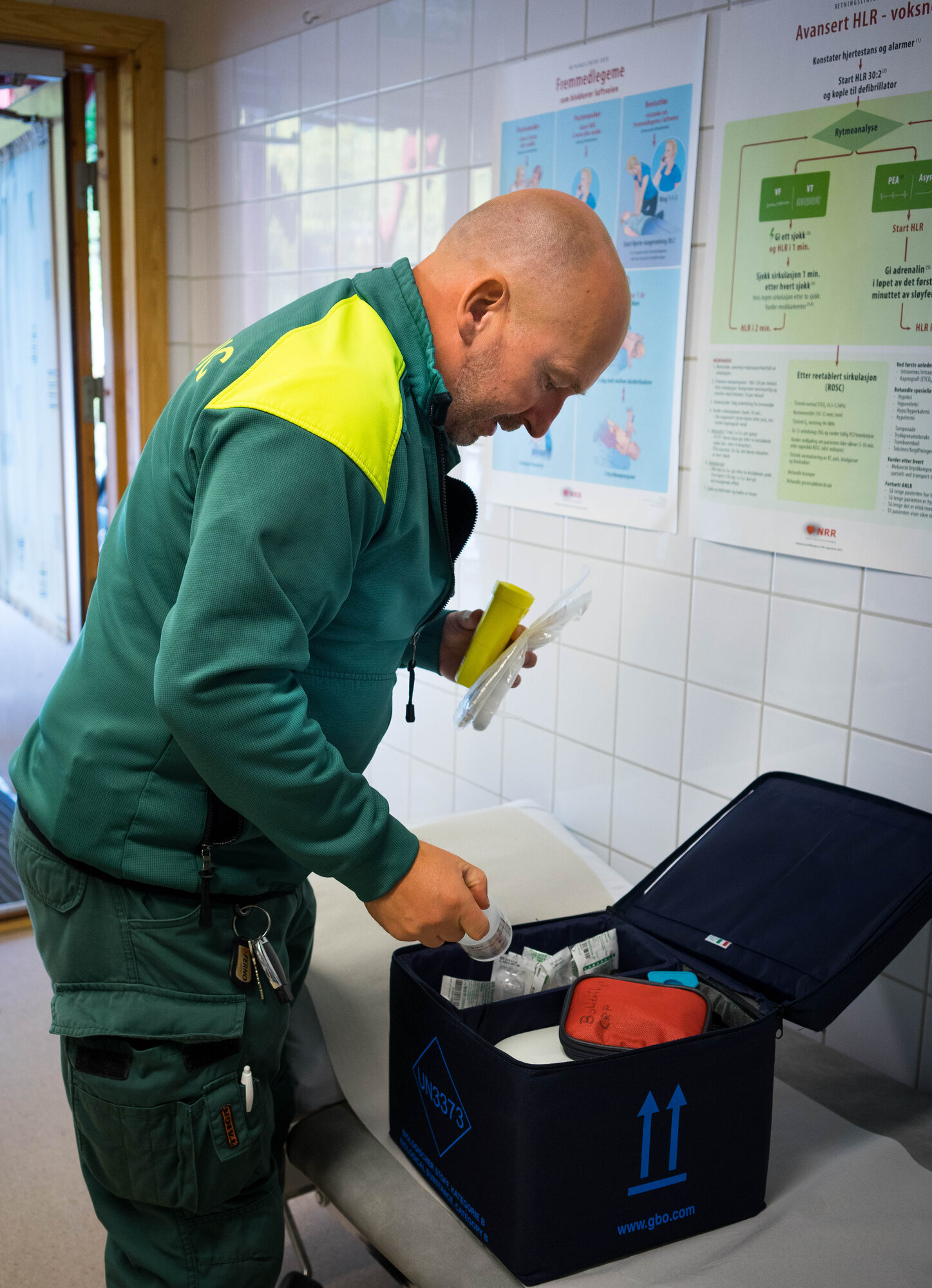 Lundli sjekker utstyret bildet viser Lundli som sjekker utstyret