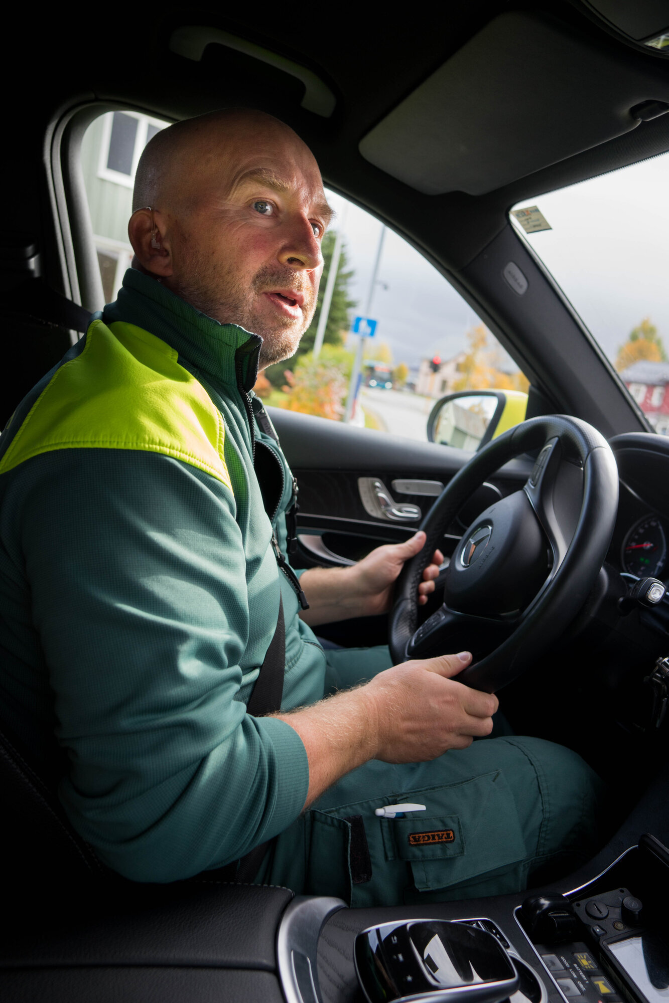 Lundli kjører helsevaktbilen Bildet viser Lundli som kjører helevaktbilen
