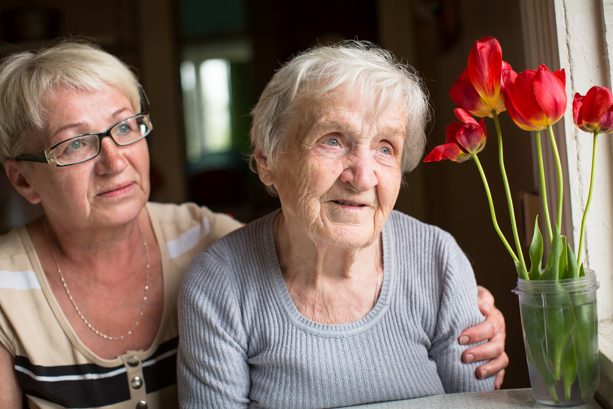 bildet viser en eldre og en enda eldre kvinne