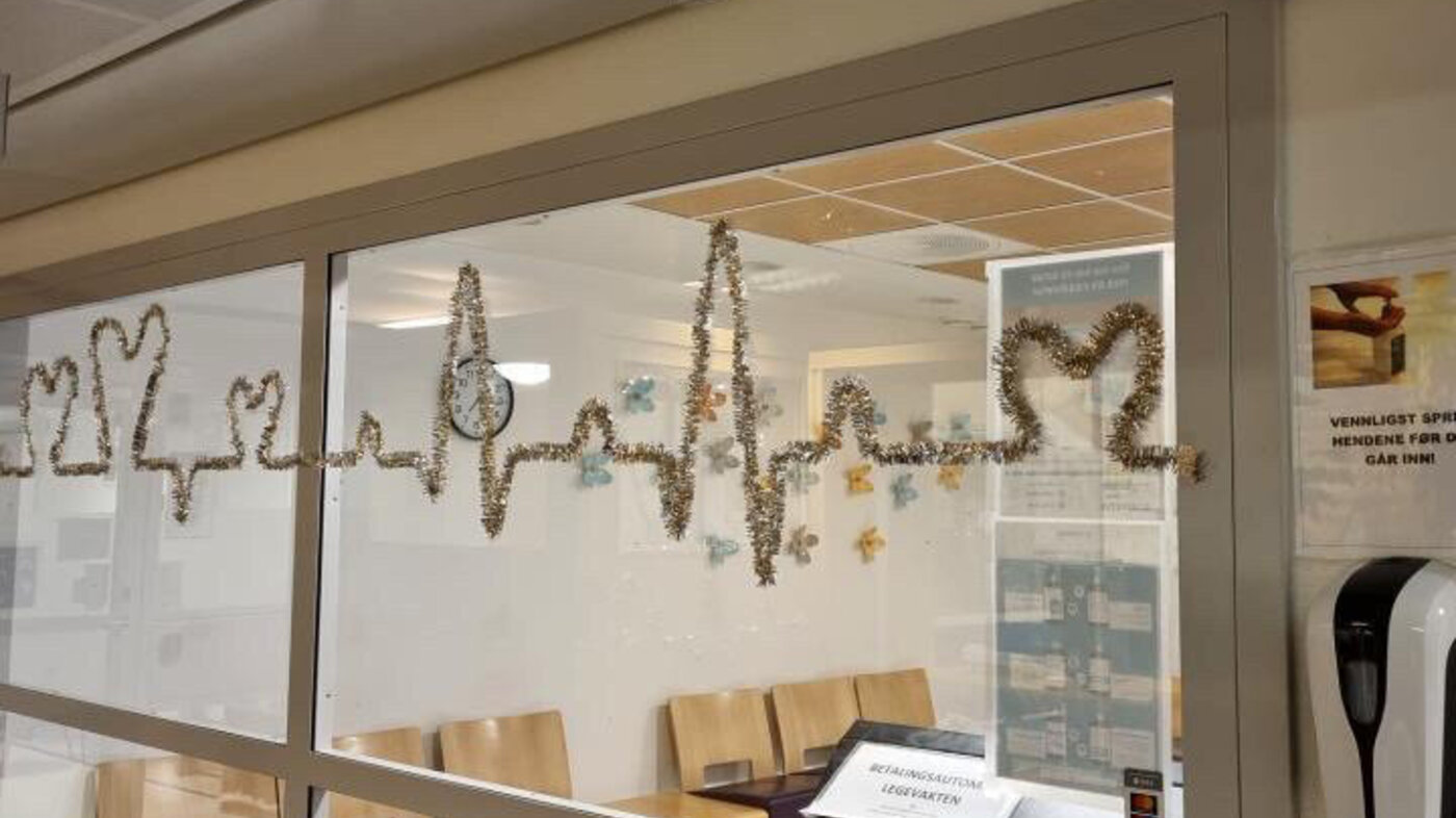 Bildene viser hjerterytmer laget av glitterlenker på legevakten i Arendal.