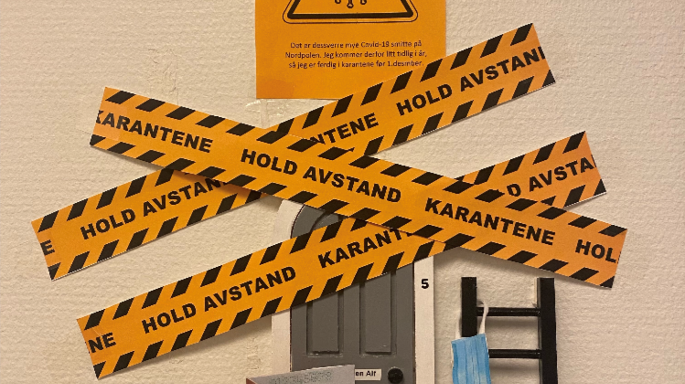 Rampenissen, karantene Bildet viser gule bånd som markerer karantenen rampenissen er i.