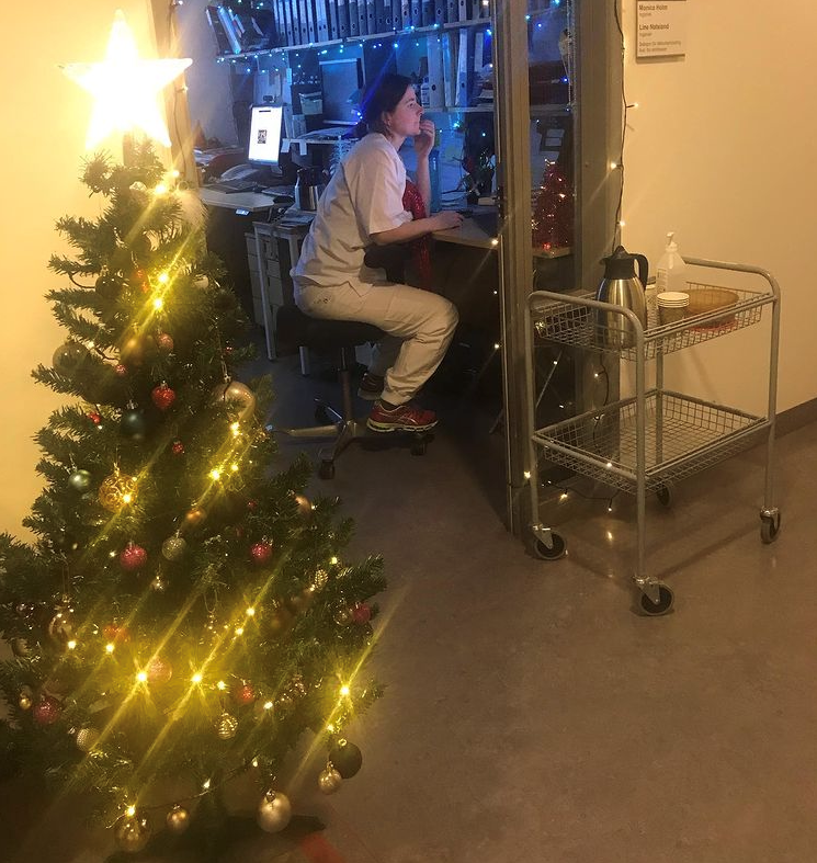 Juletre, Rikshospitalet Bildet viser juletreet som står i gangen til avdeling for smittevern på Rikshospitalet.