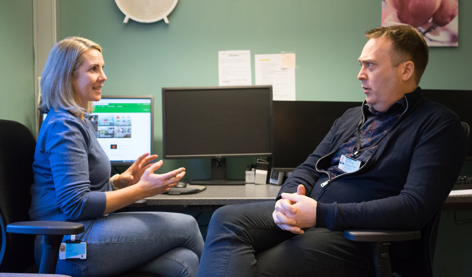 Nordbø og Johansen i veiledningssamtale Bildet viser Nordbø og Johansen i veiledningssamtale