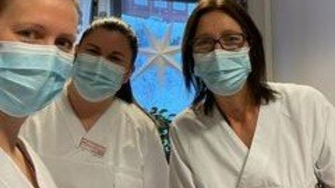 Bildet viser Ida Gule og to kolleger på kirurgisk poliklinikk på Molde sjukehus.