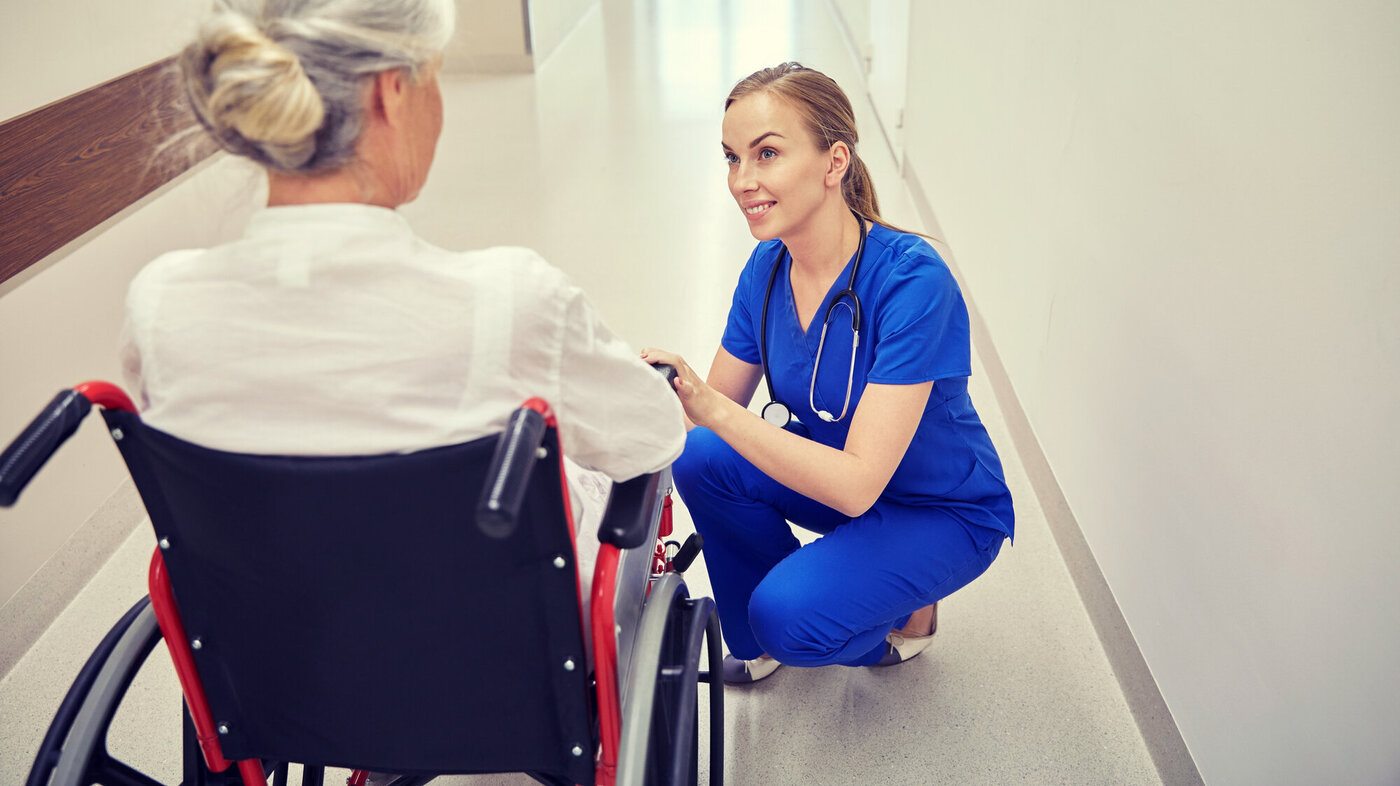 En sykepleier har en samtale med en pasient