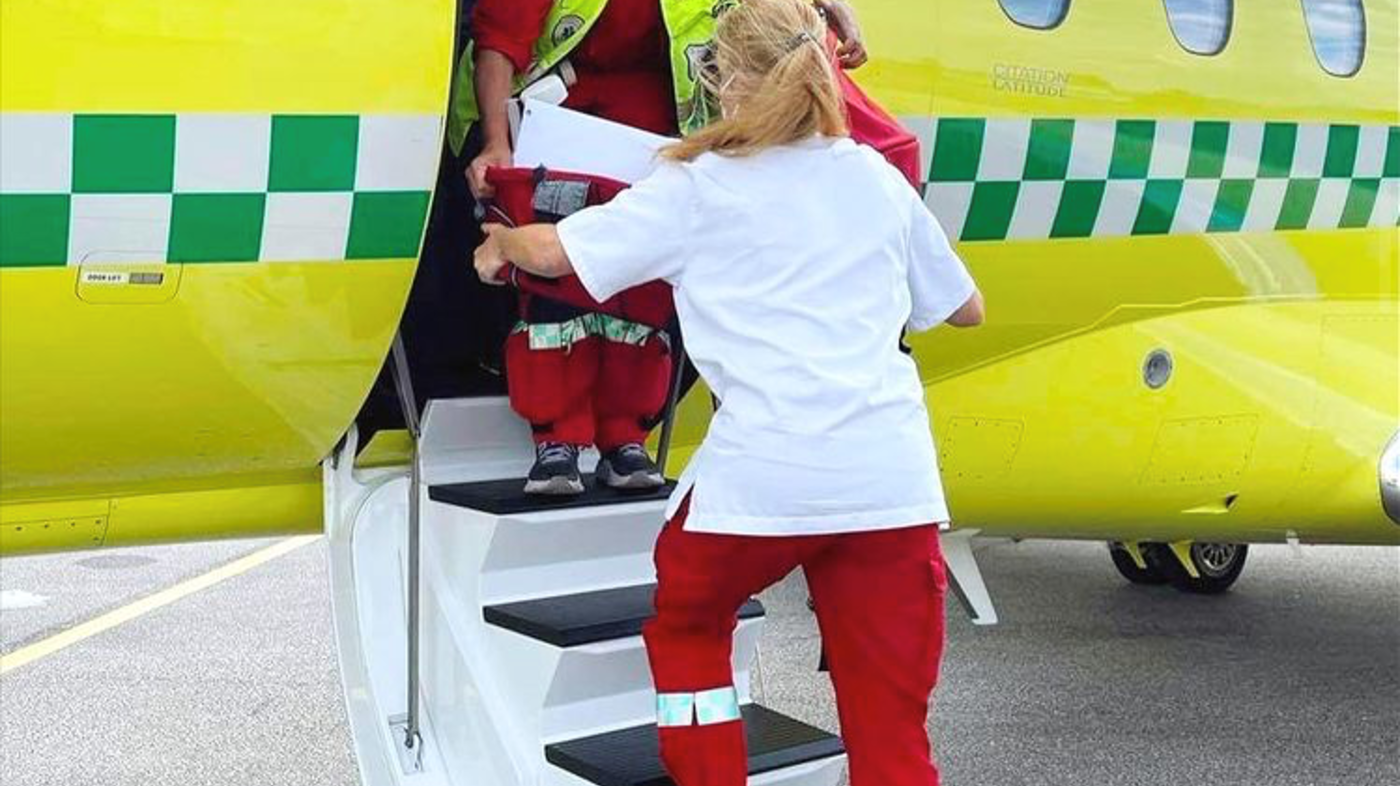 Bildet viser Mona Eilertsen som tar imot baby som er blitt fraktet med ambulansefly til Kristiansand.