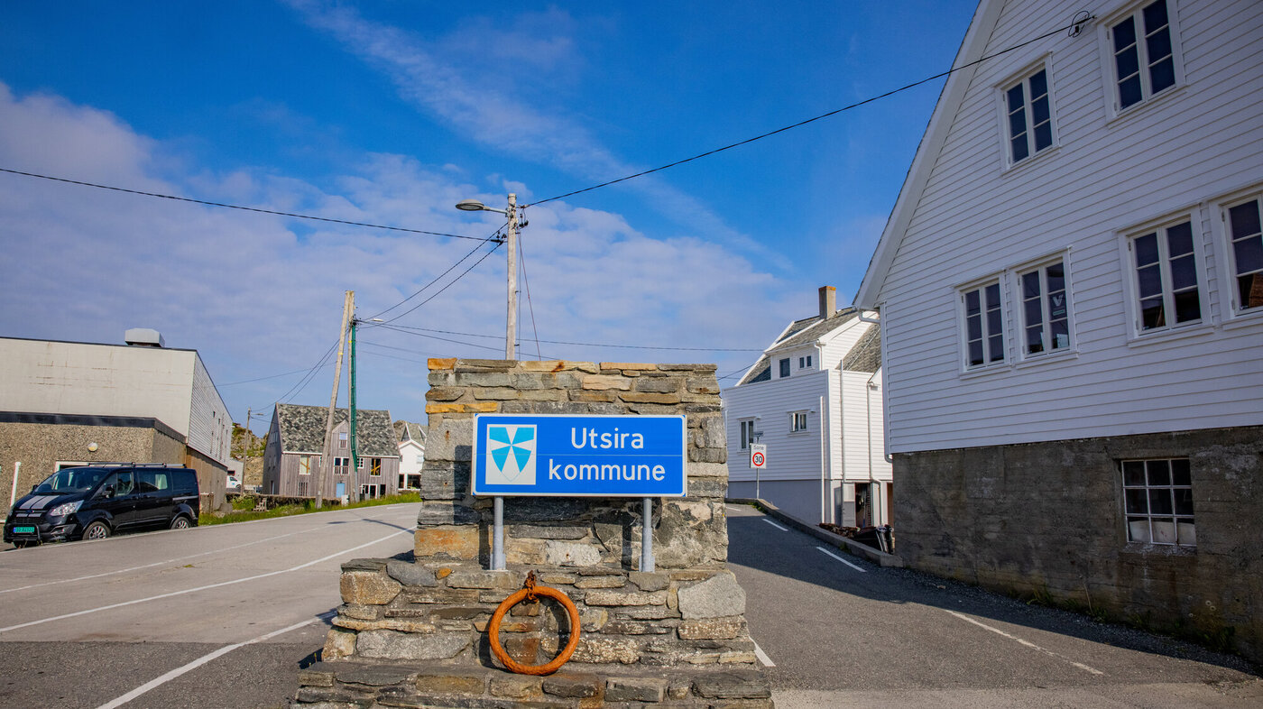 Bildet viser litt av Utsira, med et skilt der det står Utsira kommune.