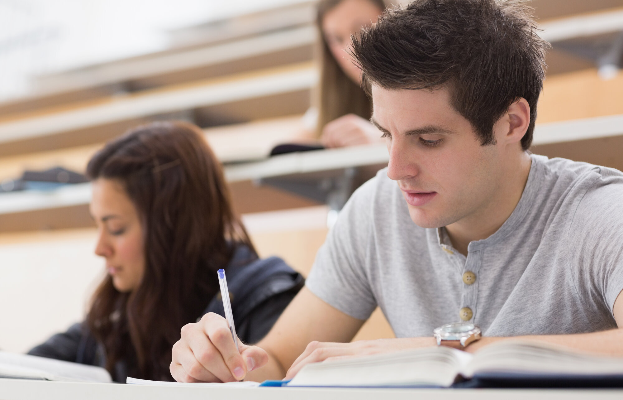 Studenter noterer under en forelesning. Studenter noterer under en forelesning.