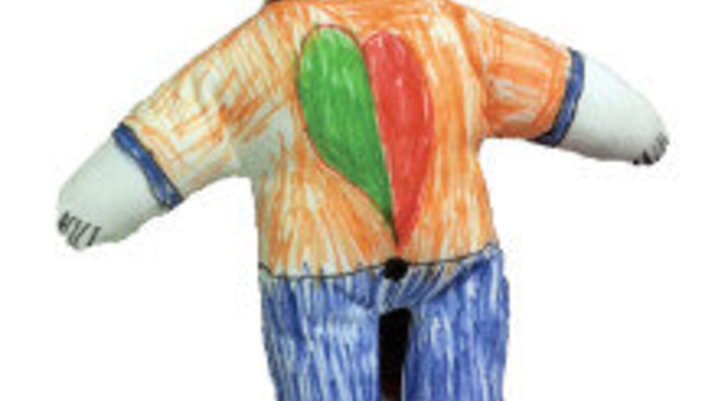 Bildet viser en Kiwanisdukke som et barn har tegnet på. Dukken er helt nøytral i utgangspunktet.