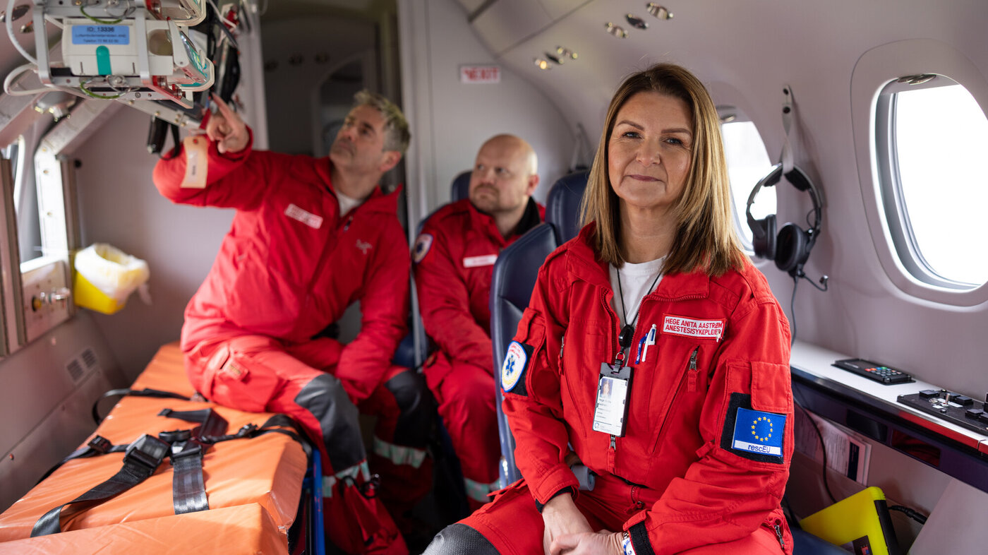 Ambulansetjenesten. Bak fra v: anestesilege Andreas E. Hansen, paramedikc Andreas Gustavsen og anestesisykepleier Hege Anita Aastrøm. Ambulansetjenesten. Bak fra v: anestesilege Andreas E. Hansen, paramedikc Andreas Gustavsen og anestesisykepleier Hege Anita Aastrøm.